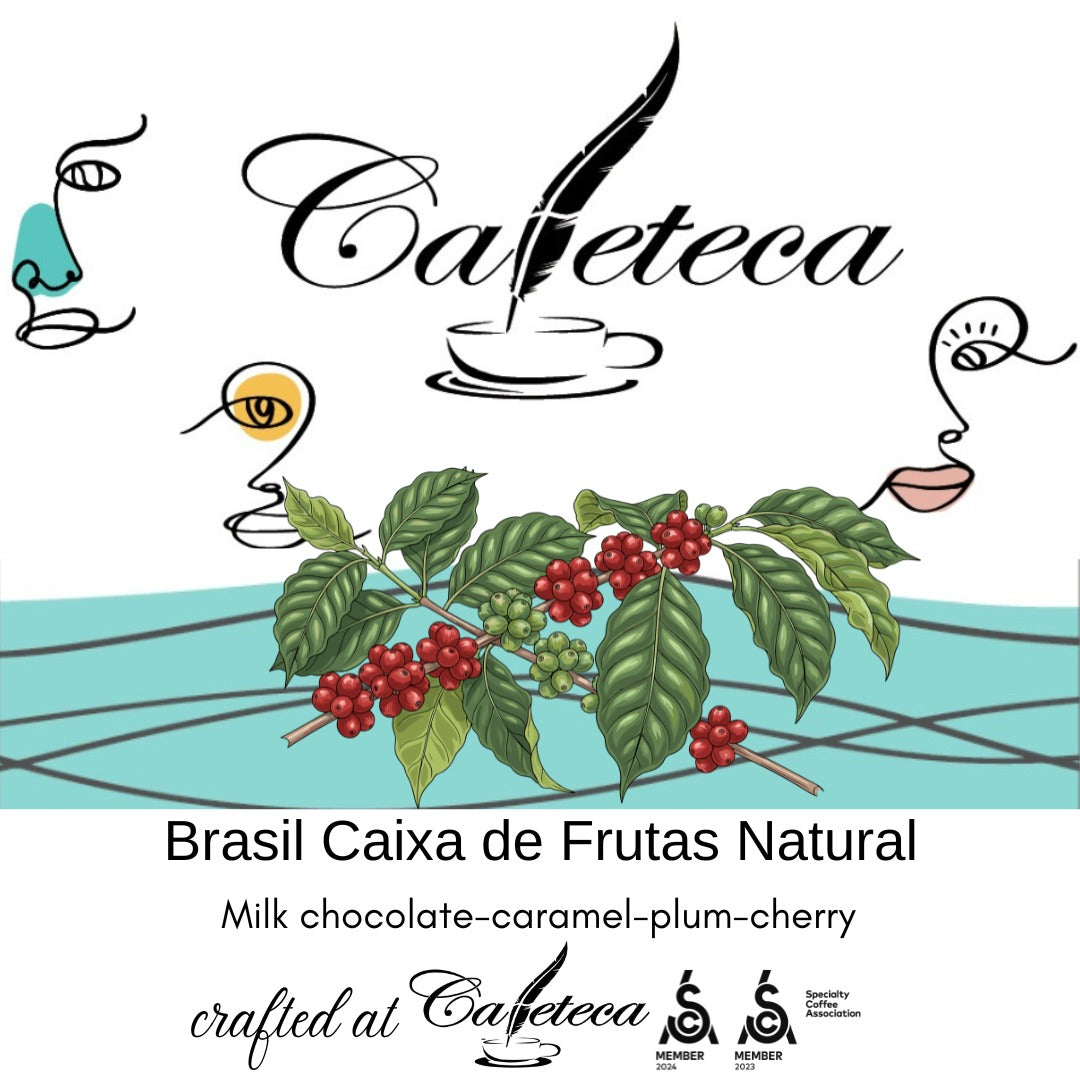 Brazilia Caixa de Frutas Natural – cafea de specialitate dulce și cremoasă, cu note de ciocolată cu lapte, migdale, caramel, prună și cireșe. Perfectă pentru espresso și băuturi cu lapte.
