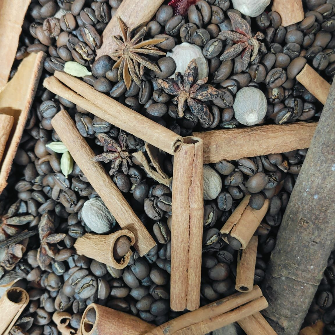 amestec natural de cafea proaspat prajita cu diverse condimente naturale si organice, proces de macerare naturala
