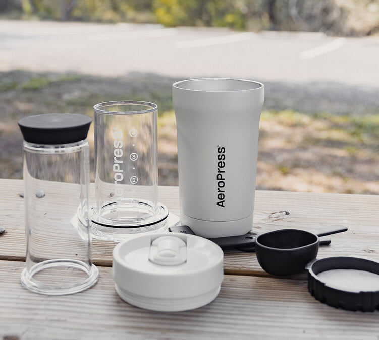 Imagine AeroPress Go Plus Cream – aparat de cafea portabil din Tritan™ și oțel inoxidabil, perfect pentru aventuri și călătorii.