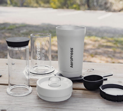 Imagine AeroPress Go Plus Cream – aparat de cafea portabil din Tritan™ și oțel inoxidabil, perfect pentru aventuri și călătorii.