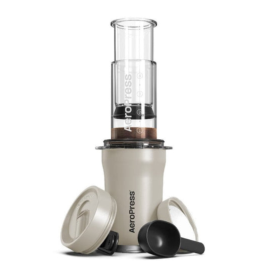 Imagine AeroPress Go Plus Cream – aparat de cafea portabil din Tritan™ și oțel inoxidabil, perfect pentru aventuri și călătorii.